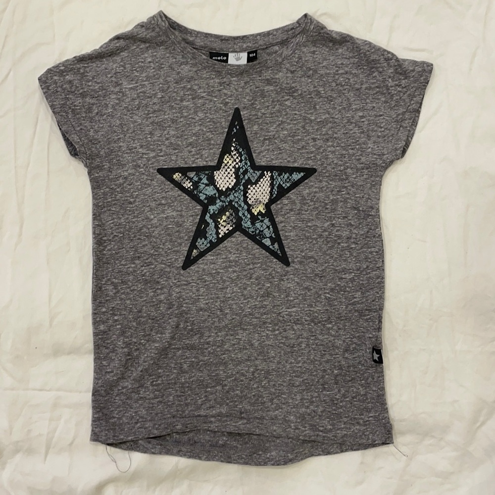 Molo Girls Gray tee shirt size 4 with Star print
